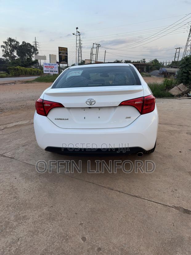 Toyota Corolla SE (1.8L 4cyl 2A) 2018 White