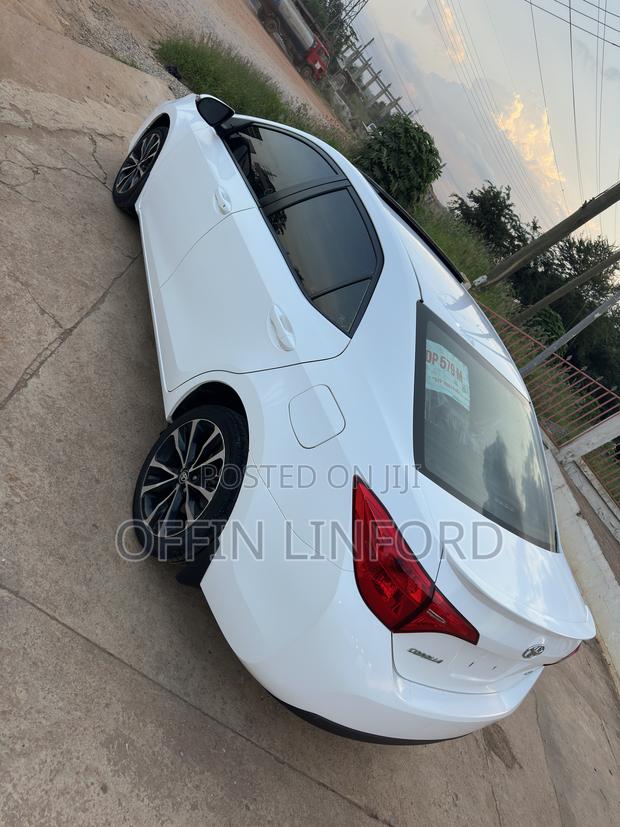 Toyota Corolla SE (1.8L 4cyl 2A) 2018 White