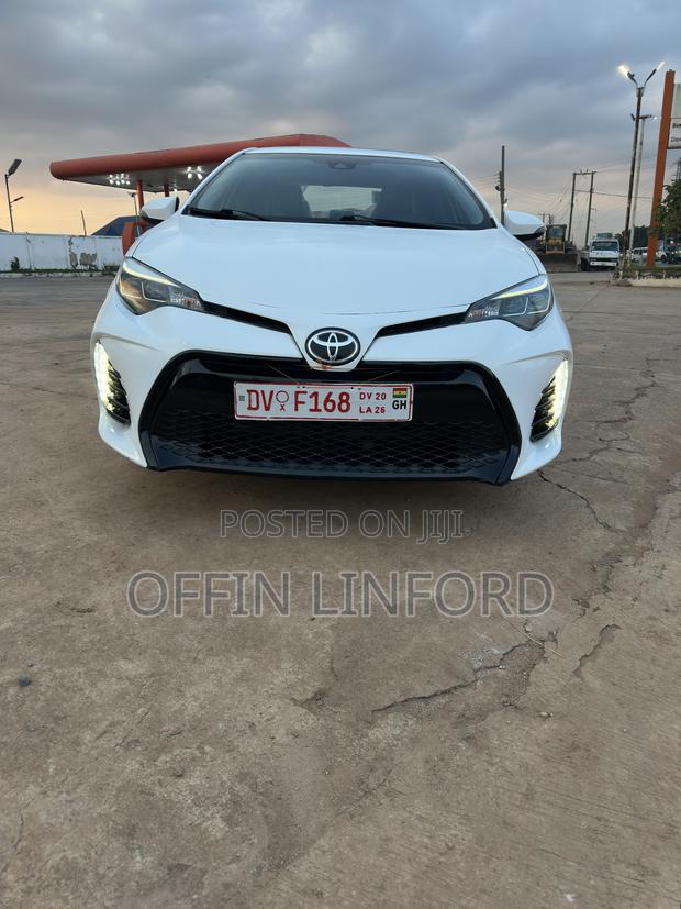 Toyota Corolla SE (1.8L 4cyl 2A) 2018 White