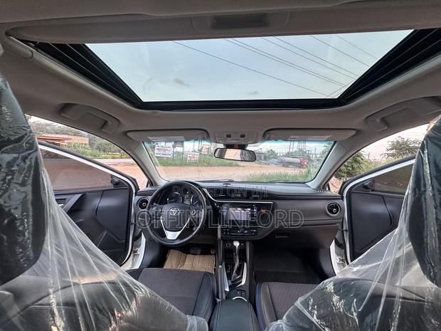 Toyota Corolla SE (1.8L 4cyl 2A) 2018 White