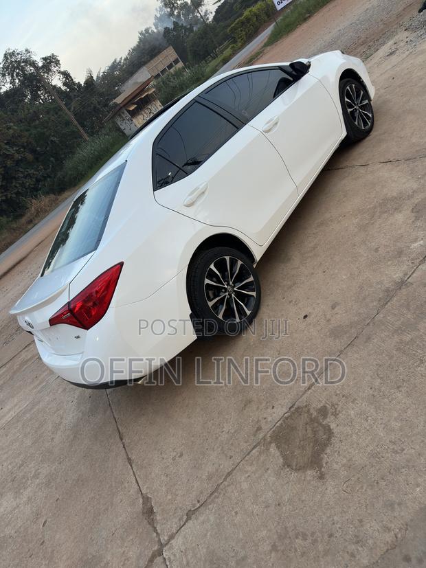 Toyota Corolla SE (1.8L 4cyl 2A) 2018 White