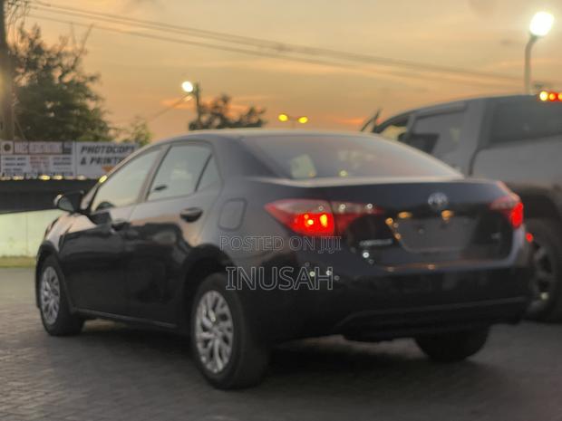 Toyota Corolla LE (1.8L 4cyl 2A) 2018 Black