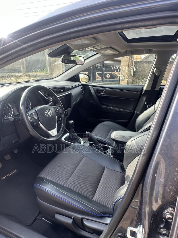 Toyota Corolla SE (1.8L 4cyl 2A) 2018 Gray