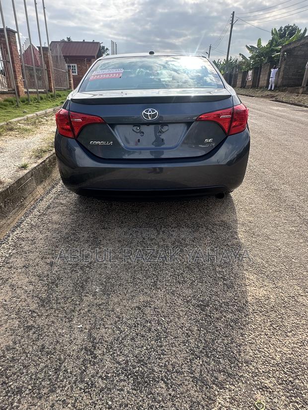 Toyota Corolla SE (1.8L 4cyl 2A) 2018 Gray