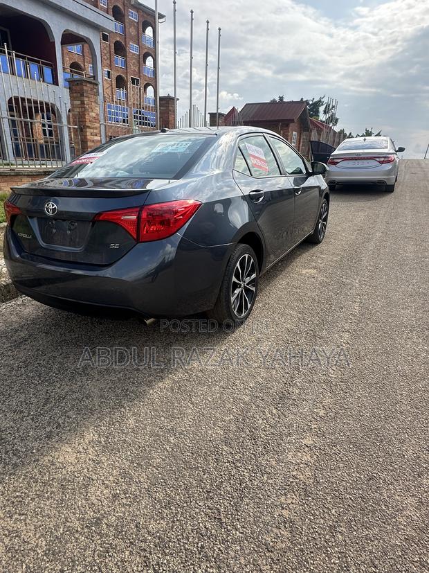 Toyota Corolla SE (1.8L 4cyl 2A) 2018 Gray