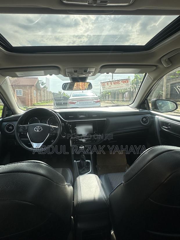 Toyota Corolla SE (1.8L 4cyl 2A) 2018 Gray