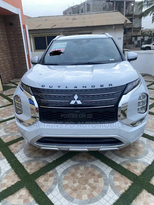 Mitsubishi Outlander 2021 White