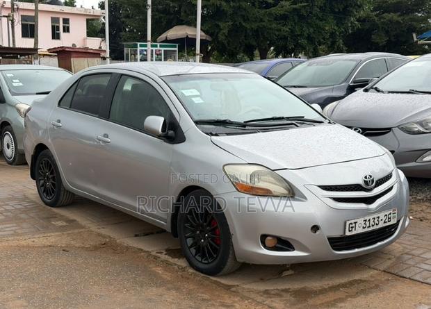 Toyota Yaris Base Sedan 4dr 2010 Silver