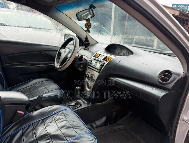 Toyota Yaris Base Sedan 4dr 2010 Silver