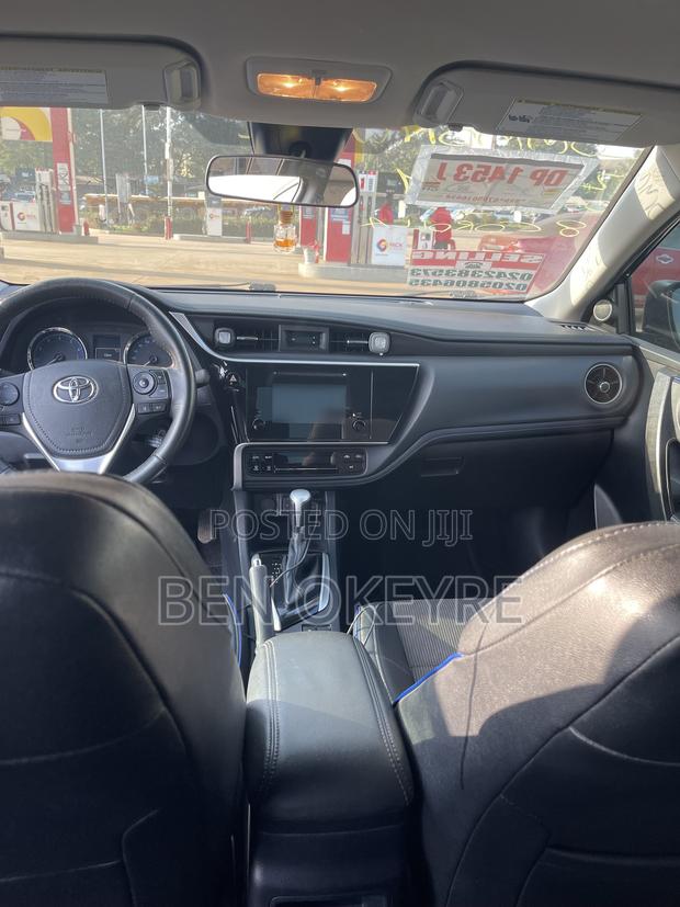 Toyota Corolla SE (1.8L 4cyl 6M) 2018 Blue