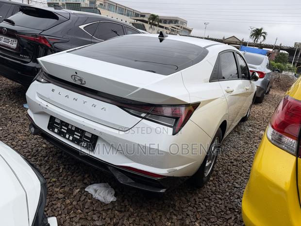 Hyundai Elantra 2022 White