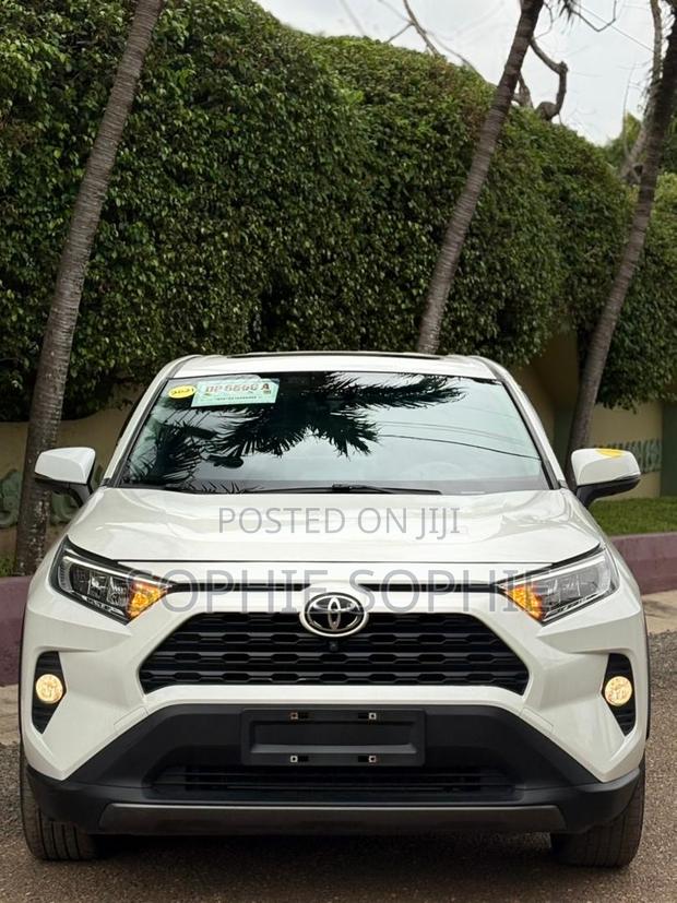 Toyota RAV4 XLE 2022 White