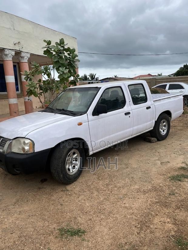 Nissan Hardbody 2009 White
