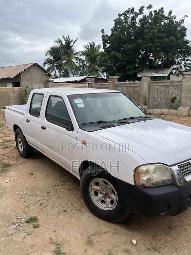 Nissan Hardbody 2009 White