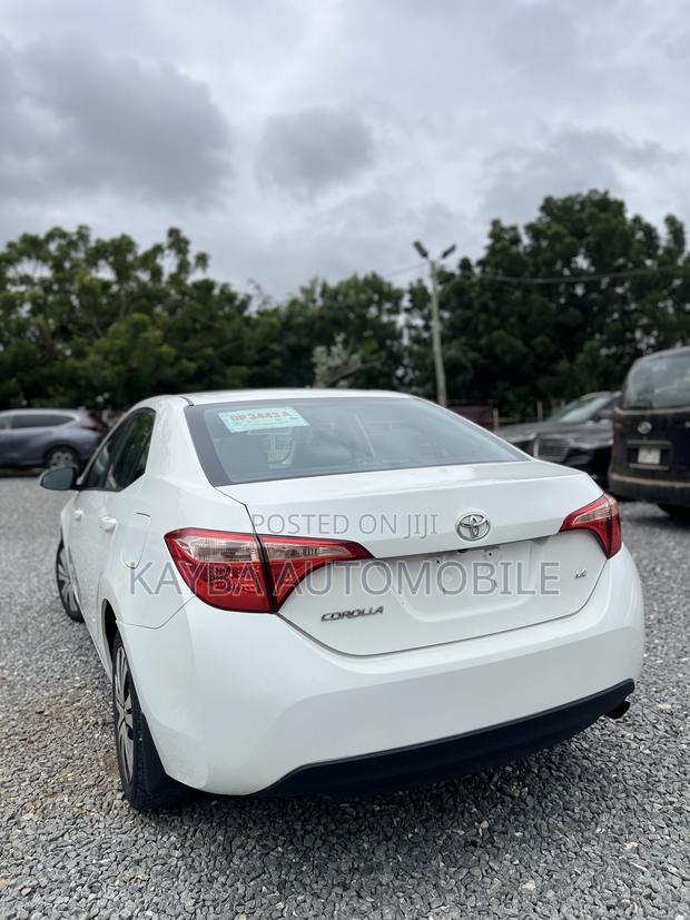 Toyota Corolla LE (1.8L 4cyl 2A) 2018 White