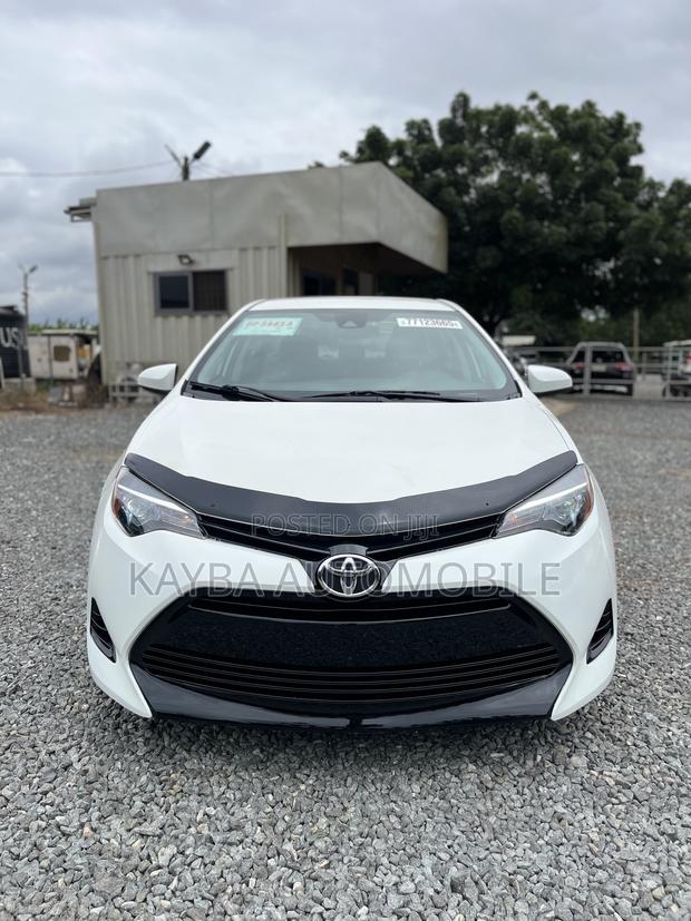 Toyota Corolla LE (1.8L 4cyl 2A) 2018 White