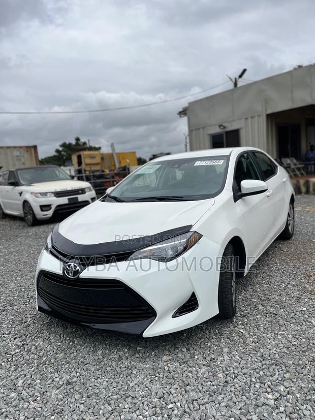 Toyota Corolla LE (1.8L 4cyl 2A) 2018 White