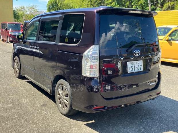 Toyota Voxy 2013