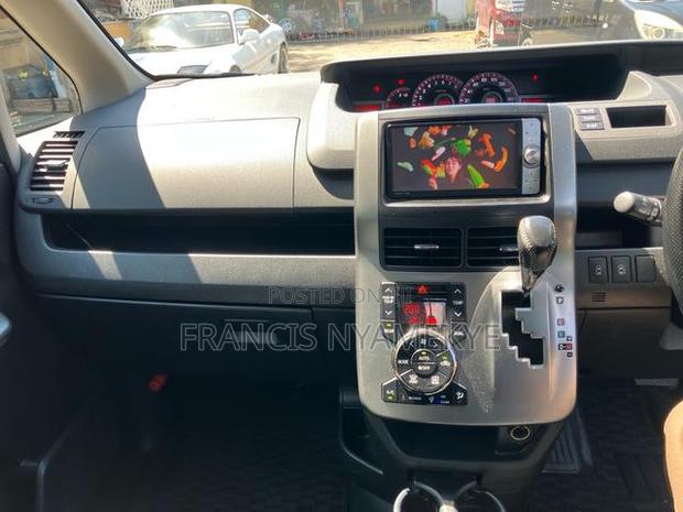 Toyota Voxy 2013
