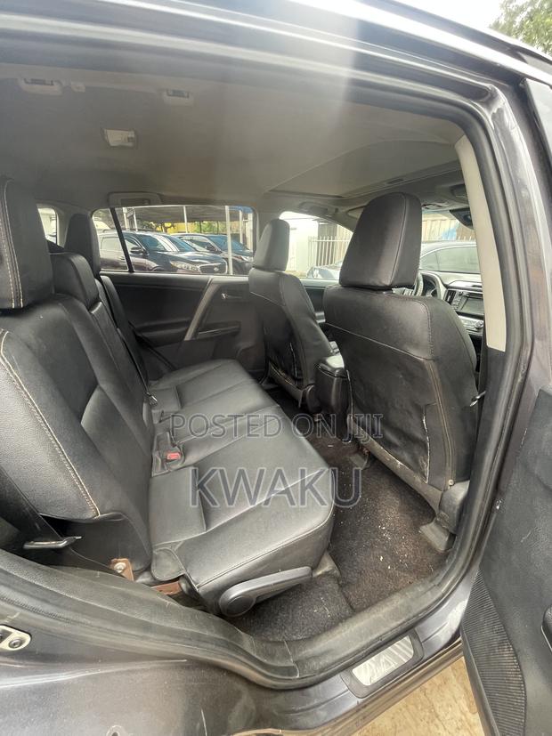 Toyota RAV4 LE 4dr SUV (2.5L 4cyl 6A) 2018 Gray