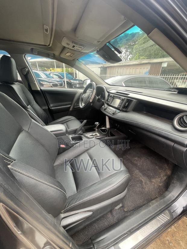 Toyota RAV4 LE 4dr SUV (2.5L 4cyl 6A) 2018 Gray