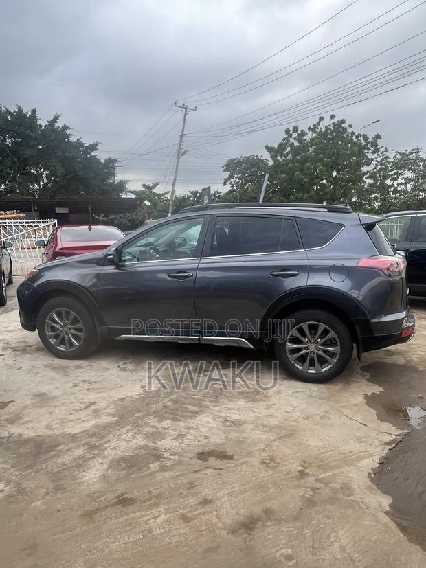 Toyota RAV4 LE 4dr SUV (2.5L 4cyl 6A) 2018 Gray