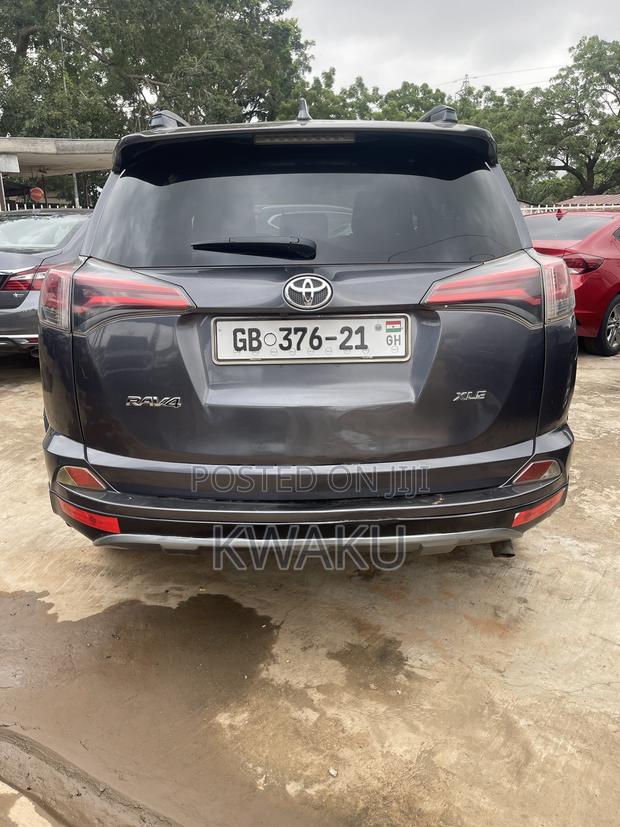 Toyota RAV4 LE 4dr SUV (2.5L 4cyl 6A) 2018 Gray