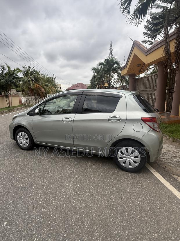 Toyota Vitz 1.3 FWD 5dr 2014 Green