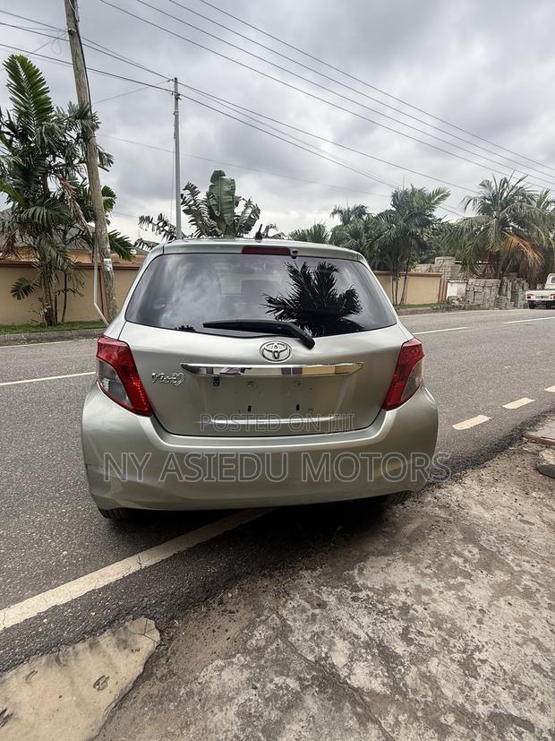 Toyota Vitz 1.3 FWD 5dr 2014 Green