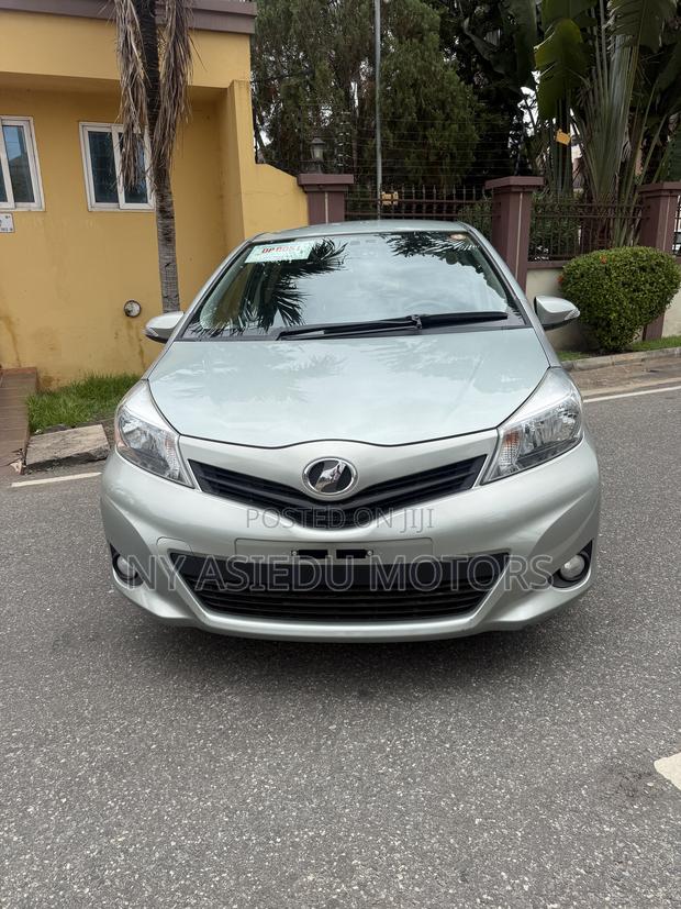 Toyota Vitz 1.3 FWD 5dr 2014 Green