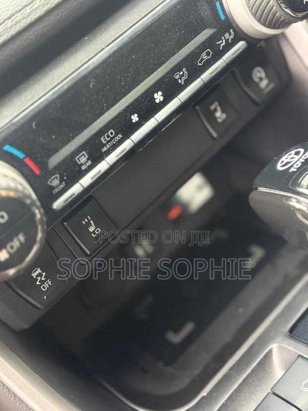 Toyota RAV4 XLE 2021 White