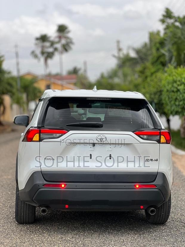 Toyota RAV4 XLE 2021 White
