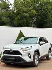 Toyota RAV4 XLE 2021 White for sale