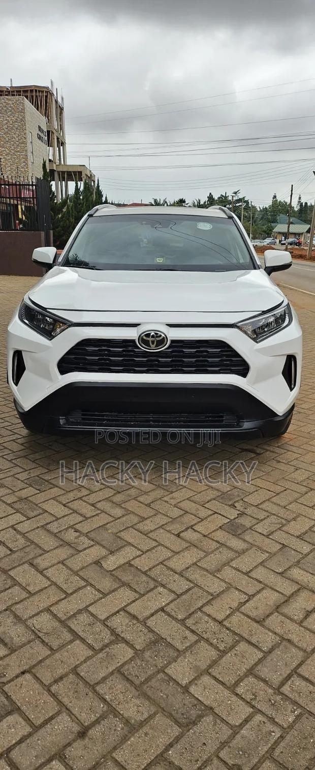 Toyota RAV4 XLE 2021 White