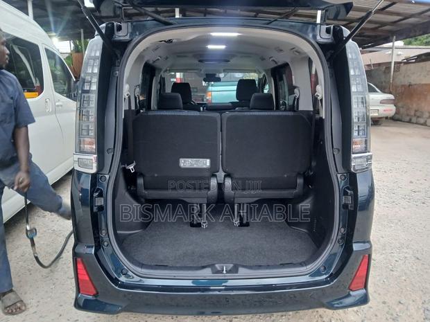 Toyota Voxy V 2WD 8-Seater 2016 Maroon