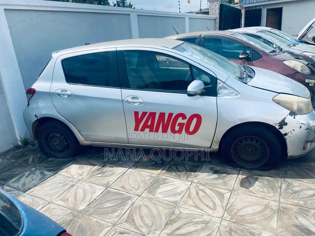 Toyota Vitz 2012 Silver