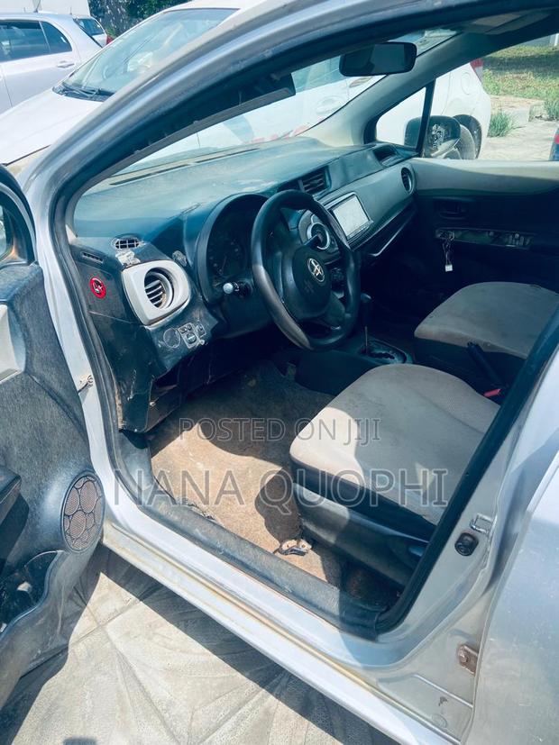 Toyota Vitz 2012 Silver