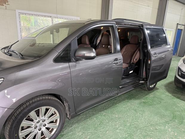 Toyota Sienna Limited AWD (3.5L 6cyl 8A) 2018 Brown