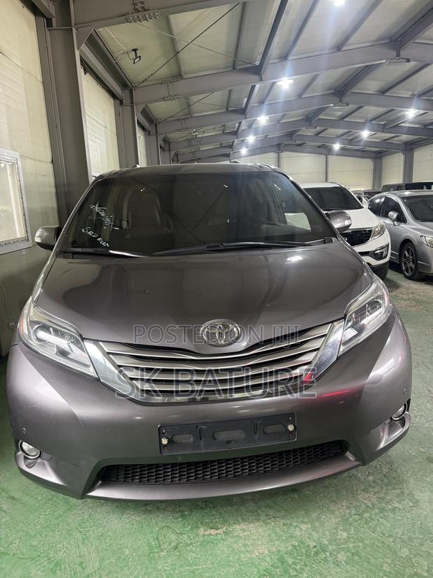 Toyota Sienna Limited AWD (3.5L 6cyl 8A) 2018 Brown