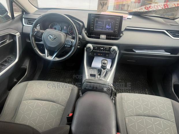 Toyota RAV4 XLE AWD 2020 Silver
