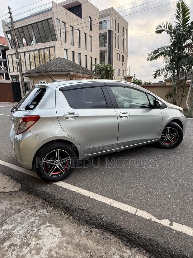 Toyota Vitz 1.3 FWD 3dr 2011 Green