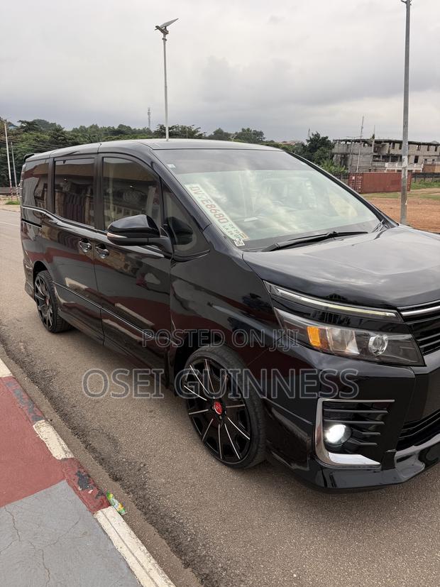 Toyota Voxy X 4WD 8-Seater 2014 Black