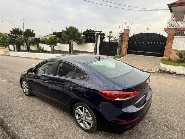 Hyundai Elantra SE Sedan FWD (2.0L 4cyl 6M) 2017