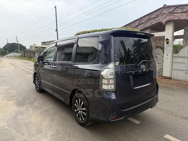 Toyota Voxy 2013 Blue