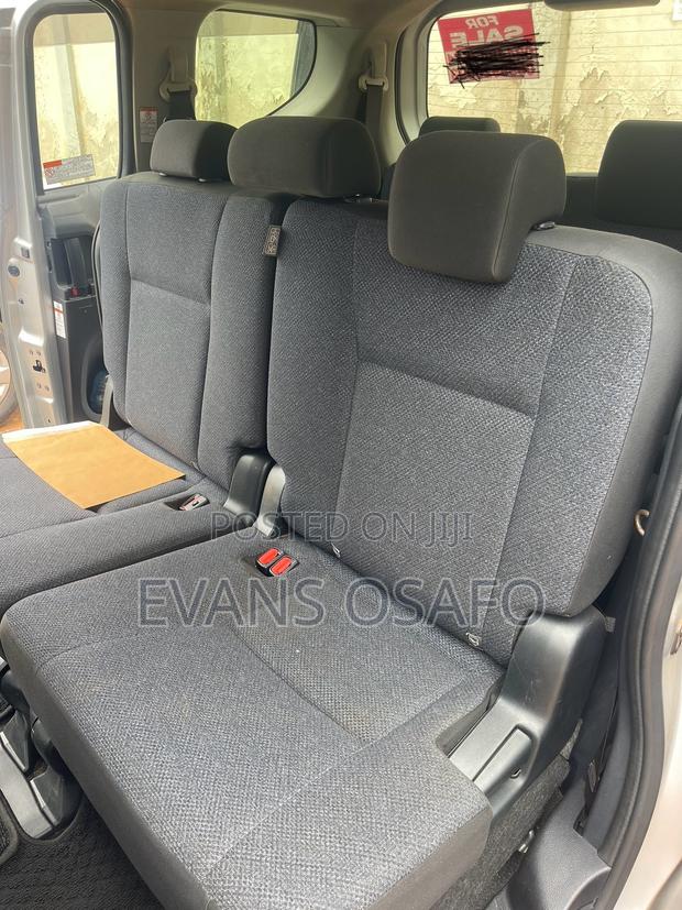Toyota Sienta 2017 Silver