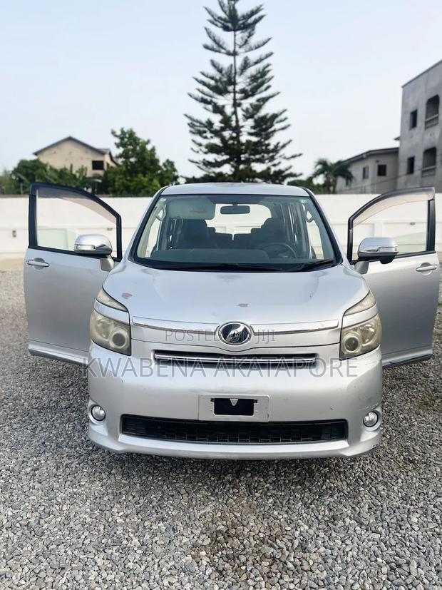 Toyota Voxy X 4WD 8-Seater 2013 Silver
