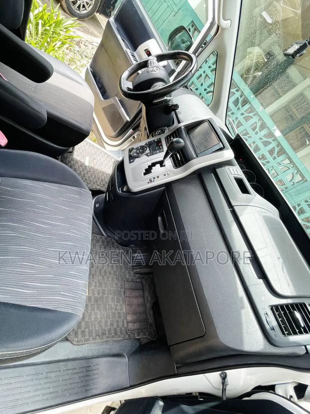 Toyota Voxy X 4WD 8-Seater 2013 Silver