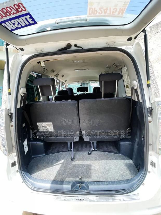 Toyota Voxy X 4WD 8-Seater 2013 Silver