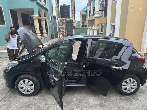 Toyota Vitz 1.0 FWD 5dr 2015 Maroon