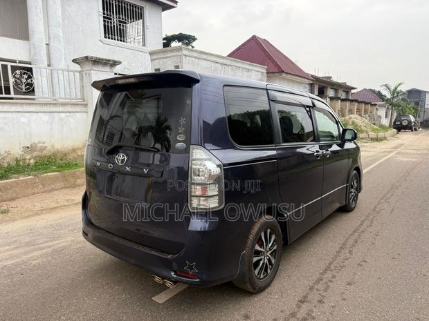 Toyota Voxy 2013 Blue